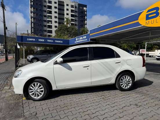 TOYOTA-ETIOS-1.5 XLS SEDAN 16V FLEX 4P MANUAL TOYOTA-ETIOS-2015