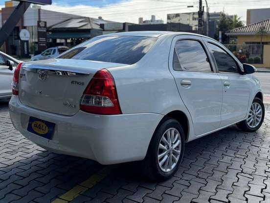 TOYOTA-ETIOS-1.5 XLS SEDAN 16V FLEX 4P MANUAL TOYOTA-ETIOS-2015