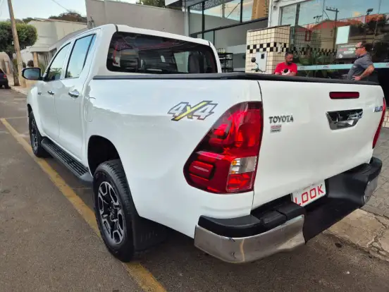 TOYOTA-HILUX-2022