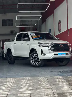 TOYOTA-HILUX-2023