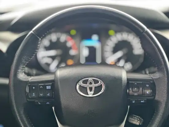 TOYOTA-HILUX-2.8 D-4D TURBO DIESEL CD SRX 4X4 AUTOMÁTICO TOYOTA-HILUX-2023