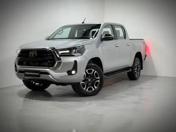 TOYOTA HILUX 2.8 D-4D TURBO DIESEL CD SRX 4X4 AUTOMÁTICO