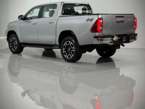 TOYOTA-HILUX-2.8 D-4D TURBO DIESEL CD SRX 4X4 AUTOMÁTICO TOYOTA-HILUX-2025