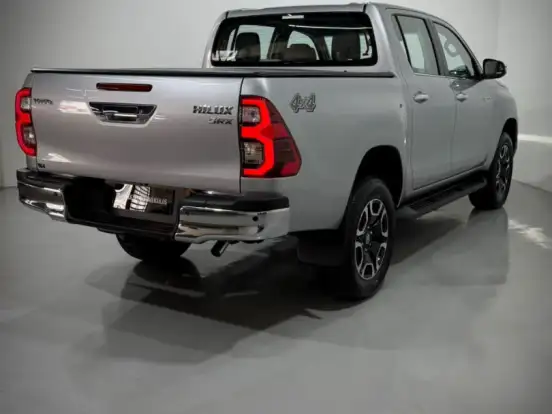 TOYOTA-HILUX-2.8 D-4D TURBO DIESEL CD SRX 4X4 AUTOMÁTICO TOYOTA-HILUX-2025