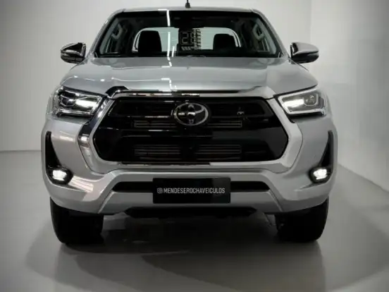 TOYOTA-HILUX-2.8 D-4D TURBO DIESEL CD SRX 4X4 AUTOMÁTICO TOYOTA-HILUX-2025