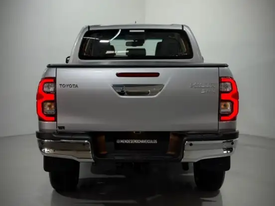 TOYOTA-HILUX-2.8 D-4D TURBO DIESEL CD SRX 4X4 AUTOMÁTICO TOYOTA-HILUX-2025