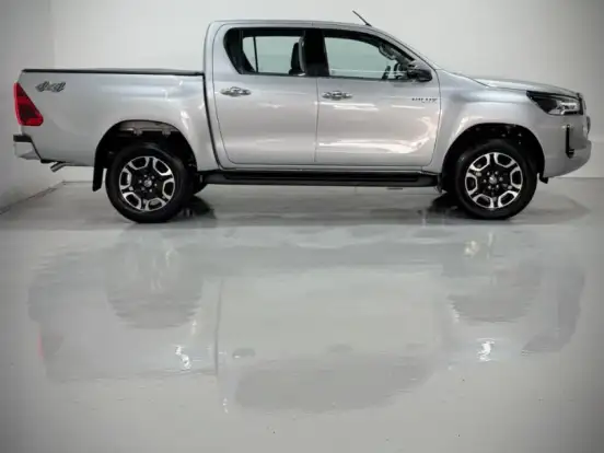 TOYOTA-HILUX-2.8 D-4D TURBO DIESEL CD SRX 4X4 AUTOMÁTICO TOYOTA-HILUX-2025