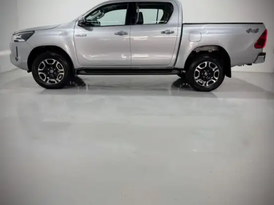 TOYOTA-HILUX-2.8 D-4D TURBO DIESEL CD SRX 4X4 AUTOMÁTICO TOYOTA-HILUX-2025
