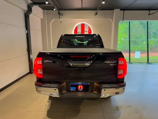 TOYOTA-HILUX-2.8 D-4D TURBO DIESEL CD SRX 4X4 AUTOMÁTICO TOYOTA-HILUX-2025