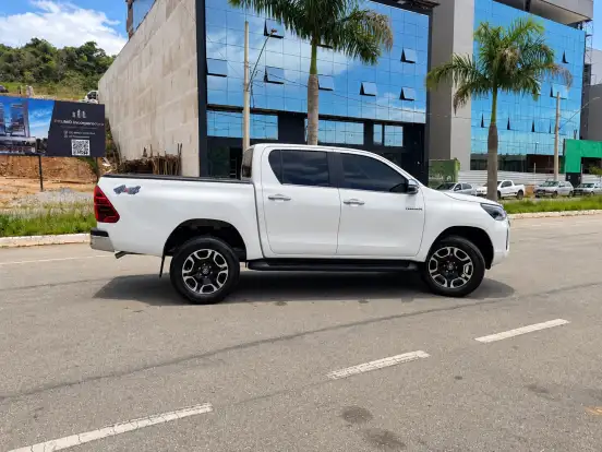 TOYOTA-HILUX-2.8 D-4D TURBO DIESEL CD SRX LIMITED 4X4 AUTOMÁTICO TOYOTA-HILUX-2022