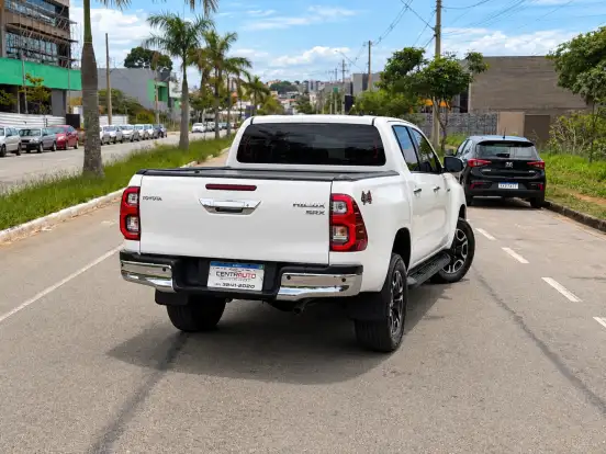 TOYOTA-HILUX-2022