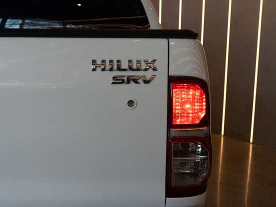 TOYOTA-HILUX-2.7 SRV 4X4 CD 16V FLEX 4P AUTOMÁTICO TOYOTA-HILUX-2013