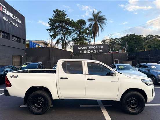 TOYOTA-HILUX-2.8 D-4D TURBO DIESEL CD POWER PACK 4X4 MANUAL TOYOTA-HILUX-2023