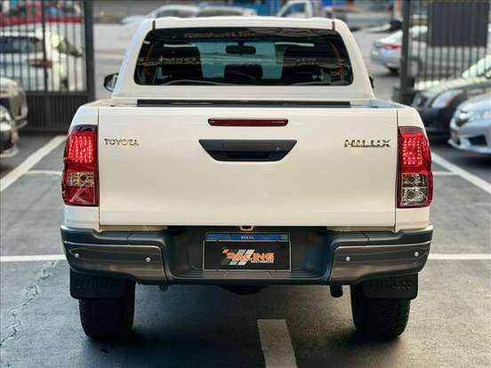 TOYOTA-HILUX-2023