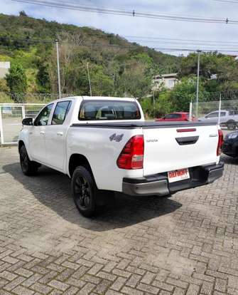 TOYOTA-HILUX-2023
