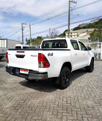 TOYOTA-HILUX-2023