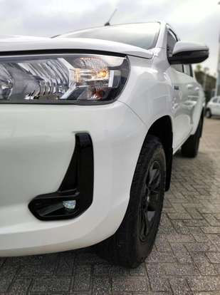 TOYOTA-HILUX-2023