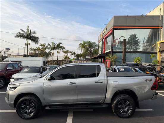 TOYOTA-HILUX-2.8 D-4D TURBO DIESEL CD SR 4X4 AUTOMÁTICO TOYOTA-HILUX-2023