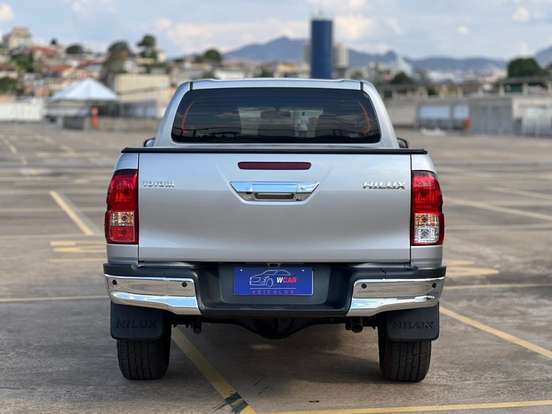 TOYOTA-HILUX-2.8 D-4D TURBO DIESEL CD SR 4X4 AUTOMÁTICO TOYOTA-HILUX-2023