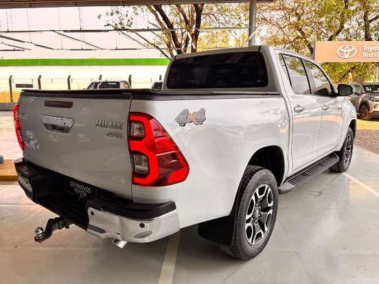 TOYOTA-HILUX-2023