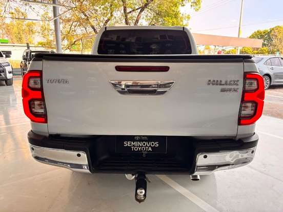 TOYOTA-HILUX-2023
