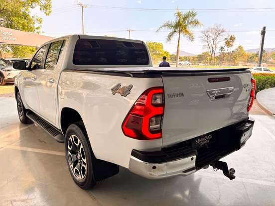 TOYOTA-HILUX-2.8 D-4D TURBO DIESEL CD SRX 4X4 AUTOMÁTICO TOYOTA-HILUX-2023