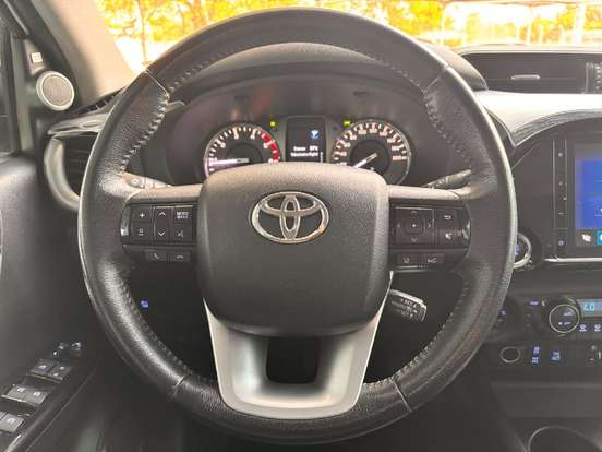 TOYOTA-HILUX-2.8 D-4D TURBO DIESEL CD SRX 4X4 AUTOMÁTICO TOYOTA-HILUX-2023