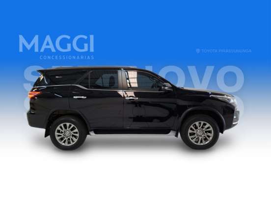 TOYOTA-HILUX-2.8 D-4D TURBO DIESEL CD SRX 4X4 AUTOMÁTICO TOYOTA-HILUX-2023