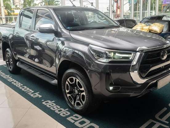 TOYOTA-HILUX-2.8 D-4D TURBO DIESEL CD SRX 4X4 AUTOMÁTICO TOYOTA-HILUX-2023