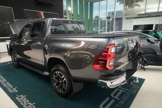 TOYOTA-HILUX-2023