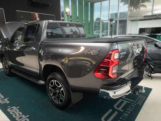 TOYOTA-HILUX-2.8 D-4D TURBO DIESEL CD SRX 4X4 AUTOMÁTICO TOYOTA-HILUX-2023