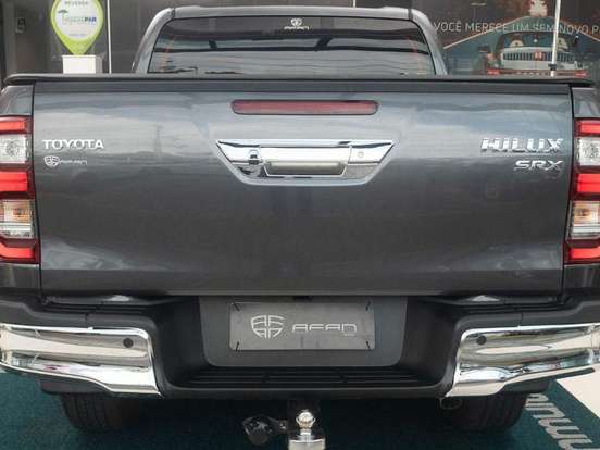 TOYOTA-HILUX-2.8 D-4D TURBO DIESEL CD SRX 4X4 AUTOMÁTICO TOYOTA-HILUX-2023