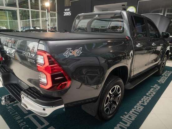 TOYOTA-HILUX-2.8 D-4D TURBO DIESEL CD SRX 4X4 AUTOMÁTICO TOYOTA-HILUX-2023