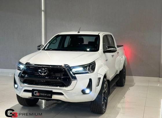 TOYOTA HILUX 2.8 D-4D TURBO DIESEL CD SRX PLUS 4X4 AUTOMÁTICO