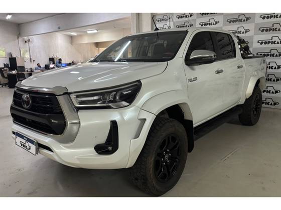 TOYOTA HILUX 2.8 D-4D TURBO DIESEL CD SRX PLUS 4X4 AUTOMÁTICO