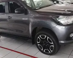 TOYOTA HILUX 2.8 SR 4X4 CD 16V DIESEL 4P AUTOMÁTICO TOYOTA HILUX 2.8 SR 4X4 CD 16V DIESEL 4P AUTOMÁTICO