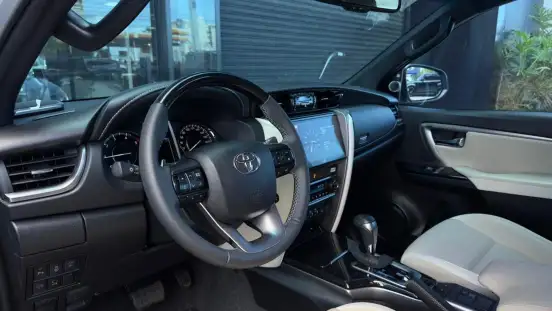 TOYOTA-HILUX SW4-2025