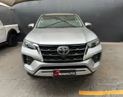 TOYOTA HILUX SW4 2.8 D-4D TURBO DIESEL SRX 7L 4X4 AUTOMÁTICO TOYOTA HILUX SW4 2.8 D-4D TURBO DIESEL SRX 7L 4X4 AUTOMÁTICO