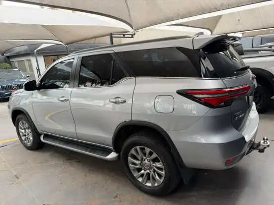 TOYOTA-HILUX SW4-2023