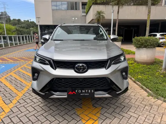 TOYOTA HILUX SW4 2.8 D-4D TURBO DIESEL SRX PLATINUM 4X4 AUTOMÁTICO