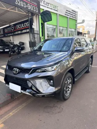 TOYOTA HILUX SW4 2.8 D-4D TURBO DIESEL SRX PLATINUM 7L 4X4 AUTOMÁTICO