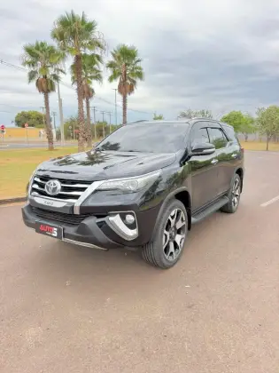 TOYOTA HILUX SW4 2.8 SRX 4X4 7 LUGARES 16V TURBO INTERCOOLER DIESEL 4P AUTOMÁTICO