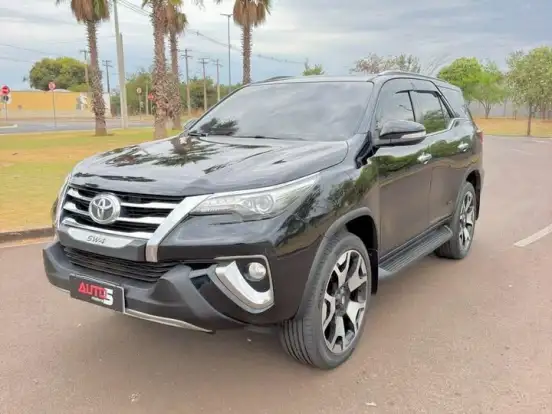 TOYOTA-HILUX SW4-2.8 SRX 4X4 7 LUGARES 16V TURBO INTERCOOLER DIESEL 4P AUTOMÁTICO TOYOTA-HILUX SW4-2017