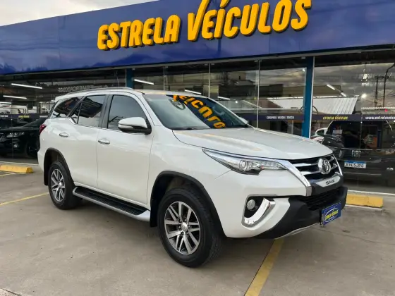 TOYOTA HILUX SW4 2.8 SRX 4X4 7 LUGARES 16V TURBO INTERCOOLER DIESEL 4P AUTOMÁTICO