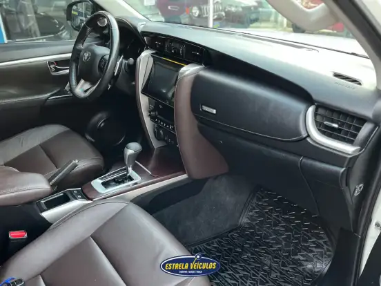 TOYOTA-HILUX SW4-2016