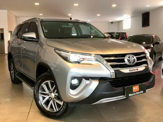 TOYOTA-HILUX SW4-2.8 SRX 4X4 7 LUGARES 16V TURBO INTERCOOLER DIESEL 4P AUTOMÁTICO TOYOTA-HILUX SW4-2018
