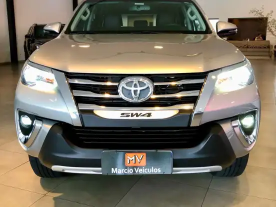 TOYOTA-HILUX SW4-2.8 SRX 4X4 7 LUGARES 16V TURBO INTERCOOLER DIESEL 4P AUTOMÁTICO TOYOTA-HILUX SW4-2018