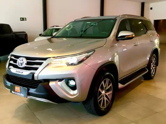 TOYOTA-HILUX SW4-2.8 SRX 4X4 7 LUGARES 16V TURBO INTERCOOLER DIESEL 4P AUTOMÁTICO TOYOTA-HILUX SW4-2018