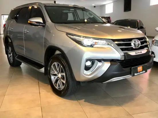 TOYOTA-HILUX SW4-2.8 SRX 4X4 7 LUGARES 16V TURBO INTERCOOLER DIESEL 4P AUTOMÁTICO TOYOTA-HILUX SW4-2018