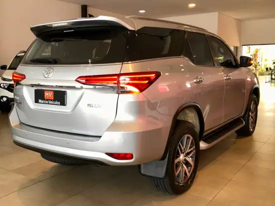 TOYOTA-HILUX SW4-2.8 SRX 4X4 7 LUGARES 16V TURBO INTERCOOLER DIESEL 4P AUTOMÁTICO TOYOTA-HILUX SW4-2018